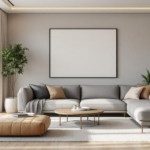 Helles, modern eingerichtetes Wohnzimmer mit großem grauem Ecksofa, rundem Holztisch, Lederhocker, zwei großen Pflanzen und einer Akustikdecken Moderne Lösungen mit indirekter Beleuchtung, welche den Raum elegant und gemütlich gestaltet.