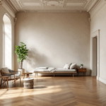 Helles großzügiges Wohnzimmer mit hohen Fenstern, Stuckdecke und Parkettboden, ausgestattet mit schlichtem Sofa, Sesseln, Beistelltischen und grüner Pflanze als Beispiel für Altbau modernisierung.