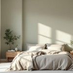 Modern eingerichtetes Schlafzimmer mit großen Fenstern, weichen Beigetönen und grüner Wand im Hintergrund, das die Wirkung von Beruhigende Schlafzimmerfarben unterstreicht und eine entspannte Atmosphäre schafft.
