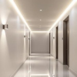 Heller, moderner Flur mit schmalem Design, ausgestattet mit dezenter LED-Beleuchtung an der Decke und Wandleuchten, flurbeleuchtung ideen für schmale ganggestaltung mit leds.