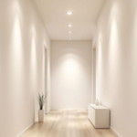 Minimalistisch gestalteter Flur mit weichen, hellen Wänden und helle flurbeleuchtung mit energiesparenden led lampen, die von der Decke herabstrahlen und den Raum ansprechend ausleuchten.