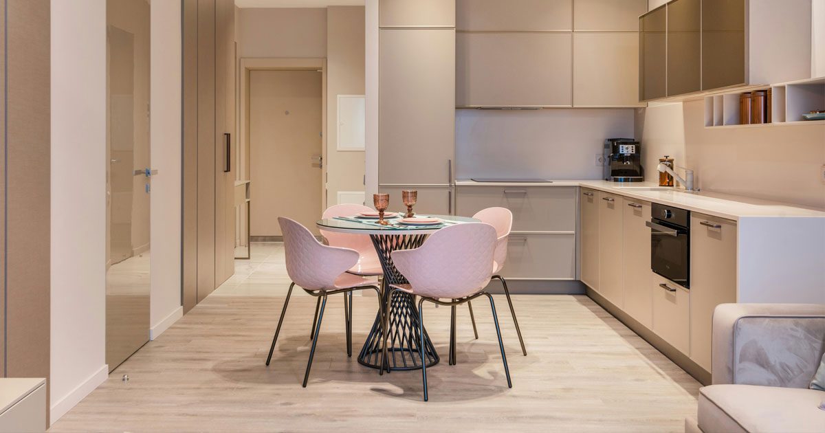 Eine moderne, renovierte Küche mit stilvollem Essbereich und eleganter Einrichtung.