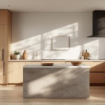 Helle, natürliche Küche mit Holzfronten, offener Raumgestaltung, großer Kücheninsel und viel Tageslicht mit Blick ins Grüne, typisches Beispiel für eine minimalistische Küchenrenovierung.