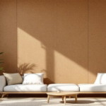 Modernes Wohnzimmer mit hellem Holzmobiliar, großen grünen Pflanzen und einer Wand ausgestattet mit nachhaltigen Wandpaneelen in warmem Korkton, die ein gemütliches und umweltfreundliches Ambiente schaffen.