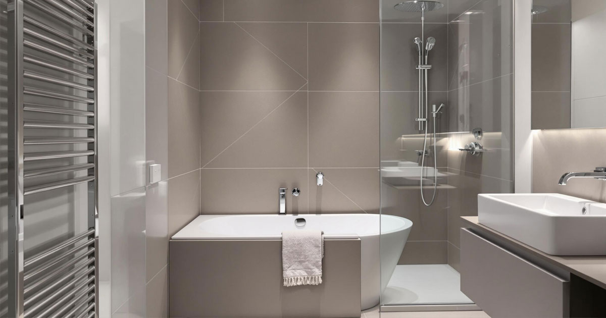 Projekt 370 zeigt ein modernes Badezimmer mit Badewanne, Glasdusche und großen grauen Fliesen.