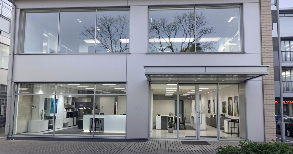 Projekt 371 zeigt die Außenansicht eines modernen Bürogebäudes mit großen Glasfassaden und Klarer Architektur.