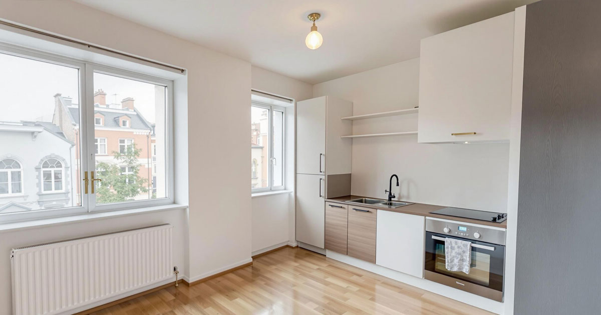 Projekt 378 zeigt eine helle moderne Küche mit zwei großen Fenstern, Holzfußboden und weißen Möbeln.