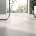 Modernes Badezimmer mit großflächigen, hellen Fliesen auf dem Boden, einem freistehenden Waschtisch aus Holz mit weißem Becken und einer Glasdusche, die für Komfort und Funktionalität sorgen, exemplarisch für rutschfeste bodenbeläge für sichere nassbereiche.
