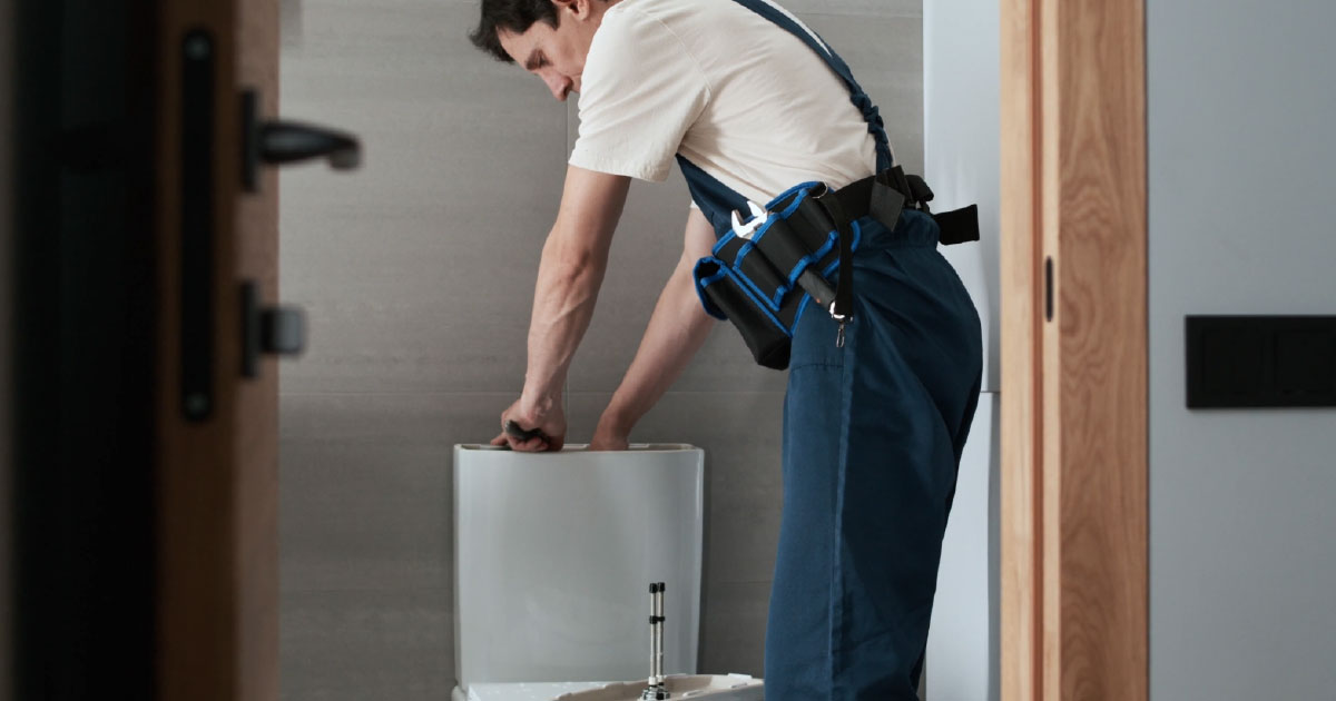 Sanitärarbeiten mit der Installation eines Toilettenspülkastens.