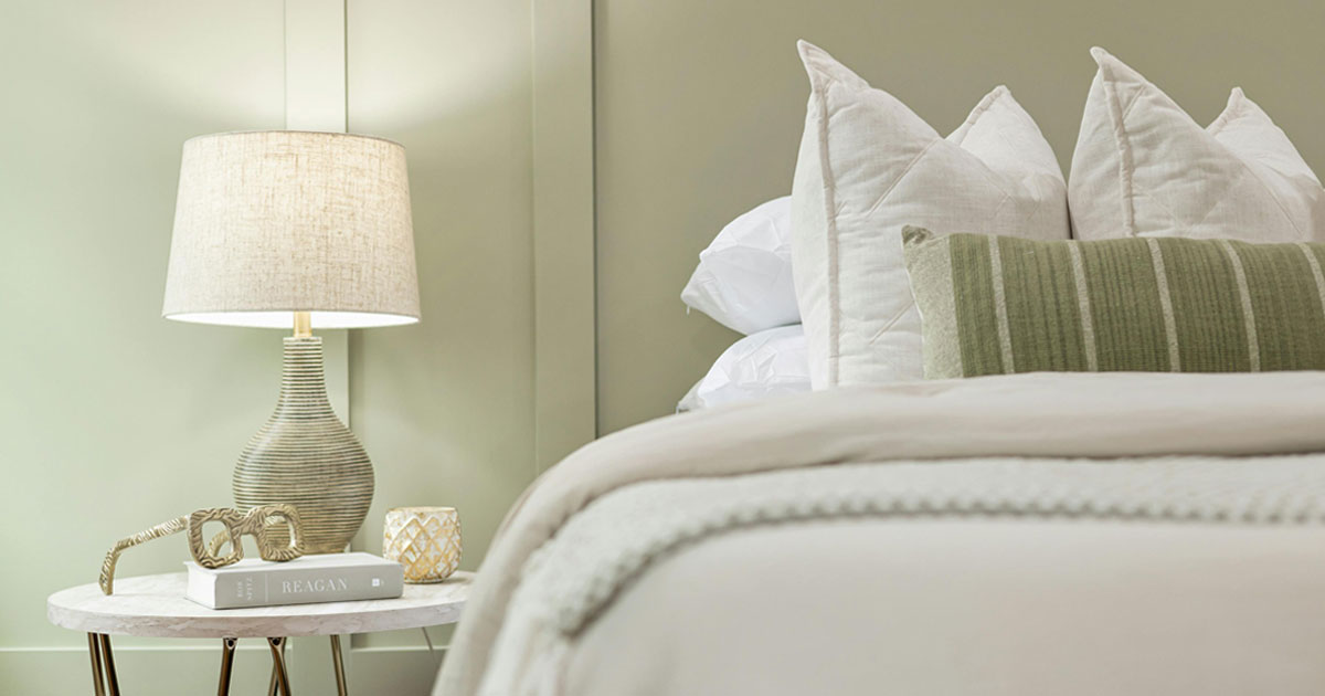 Schlafzimmer renovierung mit weichen Kissen und stilvoller Beleuchtung.