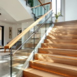 Helles und großzügiges Wohnambiente mit eleganter Treppenrenovierung moderne Designs aus Holzstufen und Glasgeländer, die nahtlos in das moderne Interieur übergehen.